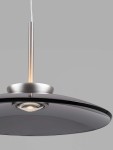 Lampa wisząca Huanuco z jedną diodą LED 21W, wykonana z aluminium w niklowanym wykończeniu. Posiada okrągły klosz w ciemnym kolorze, z centralnym źródłem światła, zawieszona na cienkim kablu. Ujęcie z dołu, na jednolitym tle.