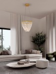 Lampa wisząca Huaral 1xLED 35W w kolorze złotym, o geometrycznym kształcie, zawieszona na cienkich linkach. W tle nowoczesny salon z jasnymi zasłonami i roślinnością.