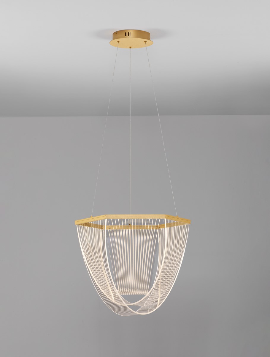Lampa wisząca Huaral 1xLED 35W w złotym kolorze, o unikalnym kształcie z cienkimi, poziomymi prętami. Wywieszona z sufitu na dwóch linkach, tworzy nowoczesny akcent świetlny. Tło proste, szare.