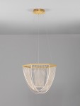 Lampa wisząca Huaral 1xLED 35W w złotym kolorze, o unikalnym kształcie z cienkimi, poziomymi prętami. Wywieszona z sufitu na dwóch linkach, tworzy nowoczesny akcent świetlny. Tło proste, szare.
