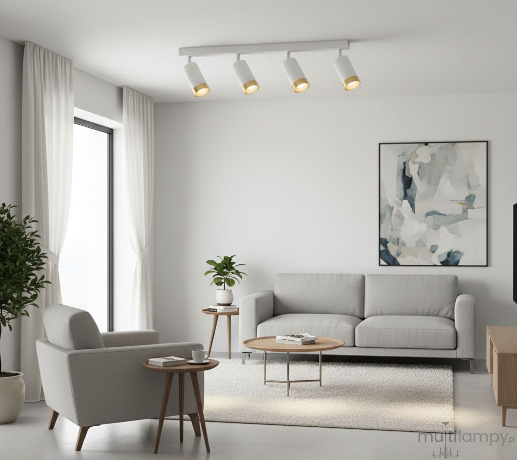 Lampa sufitowa Arras z czterema reflektorami GU10 w białej obudowie z złotymi akcentami, zamontowana na białej listwie, w nowoczesnym wnętrzu z szarymi meblami i jasnym dywanem. Oświetlenie skierowane na strefę wypoczynkową.