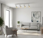 Lampa sufitowa Arras z czterema reflektorami GU10 w białej obudowie z złotymi akcentami, zamontowana na białej listwie, w nowoczesnym wnętrzu z szarymi meblami i jasnym dywanem. Oświetlenie skierowane na strefę wypoczynkową.