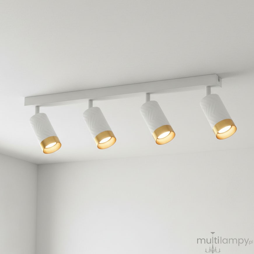 Lampa sufitowa Arras w kolorze białym i złotym z czterema regulowanymi reflektorami GU10. Zestawiony na prostokątnej podstawie, z widocznymi wzorami na kloszach. Ujęcie z góry, na jasnym tle.