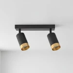 Lampa sufitowa Arras z dwoma reflektorami GU10, w kolorze czarnym z dekoracyjnymi złotymi elementami. Ujęcie z góry, produkt zamontowany na suficie, z widocznymi fakturami i detalami obudowy.