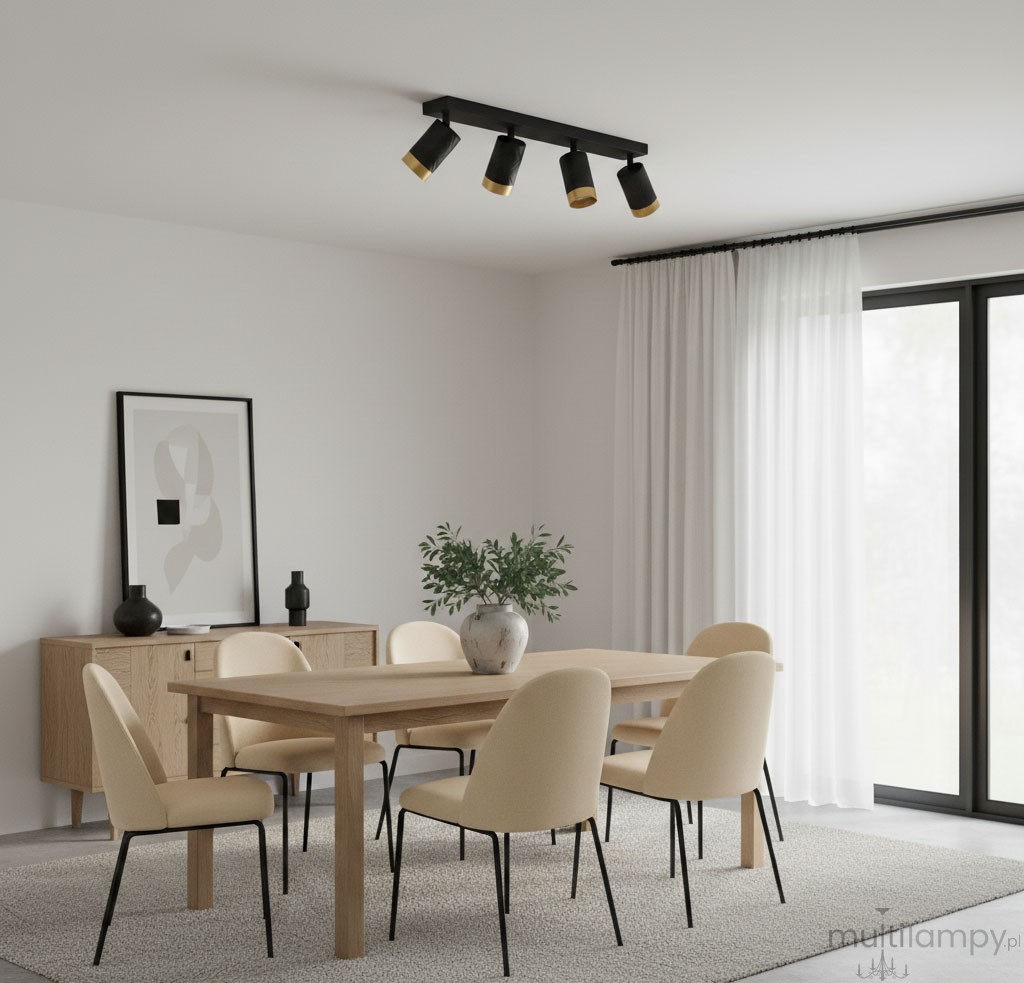 Lampa sufitowa Arras w kolorze czarnym i złotym, z czterema punktami świetlnymi GU10. Zainstalowana na suficie, skierowana w dół, w tle widoczna jadalnia z drewnianym stołem i jasnymi krzesłami.