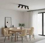 Lampa sufitowa Arras w kolorze czarnym i złotym, z czterema punktami świetlnymi GU10. Zainstalowana na suficie, skierowana w dół, w tle widoczna jadalnia z drewnianym stołem i jasnymi krzesłami.