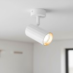 Lampa sufitowa Nicea w kolorze białym z złotym wnętrzem, w kształcie cylindrycznym, zamontowana na białym stropie. Ujęcie z boku, ukazuje skierowaną w dół żarówkę GU10. Tekstura lampy jest gładka z delikatnymi żłobieniami.