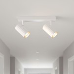 Lampa sufitowa Nicea z dwiema oprawami GU10, w kolorze białym z złotymi akcentami. Ujęcie z dołu, pokazujące dwa okrągłe reflektory montowane na prostokątnej podstawie. Idealna do nowoczesnych wnętrz.