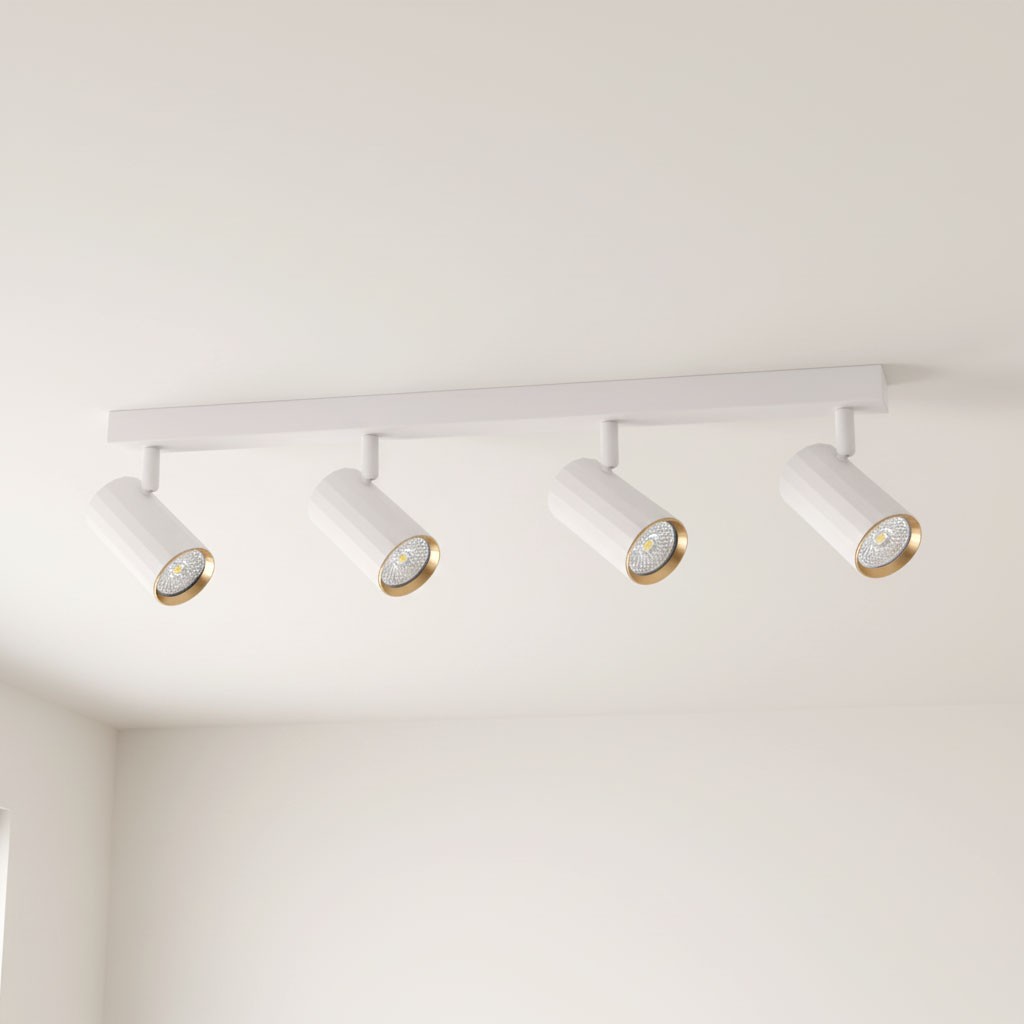 Lampa sufitowa Nicea z czterema spotami GU10 w kolorze białym z złotymi detalami. Ułożona równolegle, z cylindrycznymi kloszami, zamontowana na białej listwie. Tło jasne, minimalistyczne.