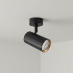 Lampa sufitowa Nicea w kolorze czarnym z złotym wnętrzem, w kształcie cylindrycznym, zamontowana na suficie. Widziana z boku, z widoczną żarówką GU10. Tekstura lampy jest gładka z poziomymi rowkami.