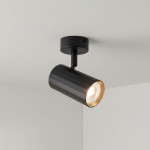 Lampa sufitowa Nicea w kolorze czarnym i złotym z reflektorem w kształcie cylindra. Ujęcie z góry, montowana na suficie, z widoczną żarówką GU10. Struktura z pionowymi rowkami, połyskująca złota wnętrze odbłyśnika.