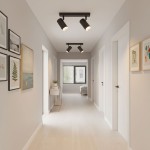 Lampa sufitowa Nicea z dwoma reflektorami GU10, w kolorze czarnym z złotymi detalami, zamontowana na czarnej oprawie. Ujęcie z boku w jasnym korytarzu z obrazami na ścianach i oknem w tle.