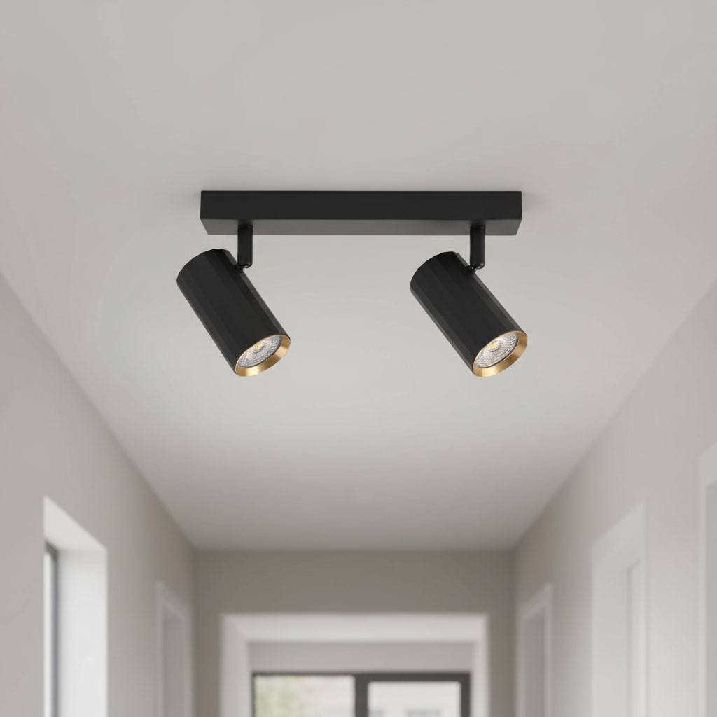 Lampa sufitowa Nicea w kolorze czarnym z złotymi akcentami, z dwoma reflektorami GU10 zamontowanymi na prostokątnej podstawie. Ujęcie frontalne, ukazujące detale lampy w nowoczesnym wnętrzu z jasnym tłem.