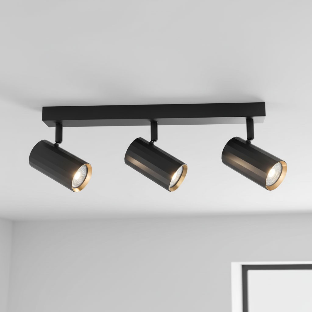 Lampa sufitowa Nicea w kolorze czarnym i złotym, z trzema reflektorami GU10. Ułożona poziomo na suficie, z cylindrycznymi kloszami w czerni i złotych detalach, emitującymi światło. Tło jasne, minimalistyczne.