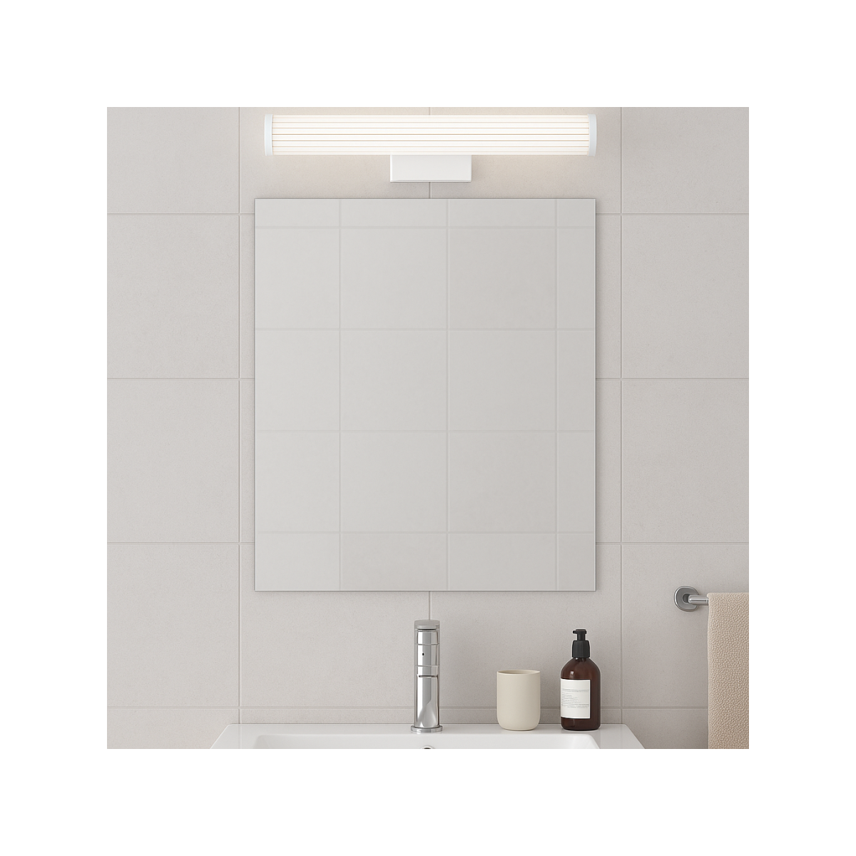 Kinkiet LED Vena 60 w kolorze białym, o mocy 12W i klasie ochrony IP44, zamontowany nad lustrze w łazience. Prosta, prostokątna forma z białym kloszem, emitującym rozproszone światło. W tle widoczna umywalka z baterią i kosmetykami.