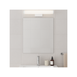 Kinkiet LED Vena 60 w kolorze białym, o mocy 12W i klasie ochrony IP44, zamontowany nad lustrze w łazience. Prosta, prostokątna forma z białym kloszem, emitującym rozproszone światło. W tle widoczna umywalka z baterią i kosmetykami.