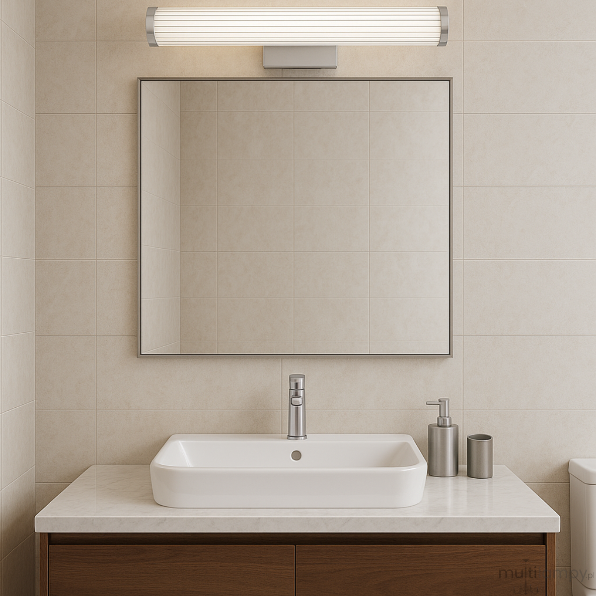 Kinkiet LED Vena 45 w kolorze chromu, o mocy 8W, z funkcją CCT. Zainstalowany nad lustrem w łazience, z prostą, cylindryczną obudową w białe paski. Oświetlenie podkreśla nowoczesny wygląd aranżacji.