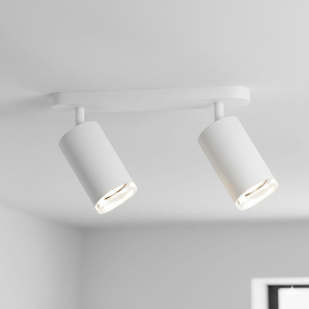 Biała lampa sufitowa Turyn IP44 z dwoma regulowanymi spotami na żarówki GU10. Ujęcie z dołu, pokazujące cylindryczne klosze, zamontowane na prostokątnej podstawie, w jasnym wnętrzu.