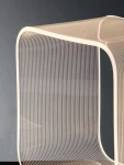 Lampa stołowa Huaral 1xLED 14W w złotym kolorze, z unikalnym, falistym kształtem. Widoczna struktura z cienkich linii, materiał przezroczysty, z subtelnym podświetleniem. Ujęcie z boku, prezentujące detale i elegancką formę.