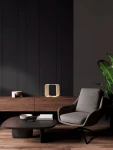 Lampa stołowa Huaral z 1xLED 14W w złotym kolorze, o nowoczesnym, minimalistycznym kształcie. Ustawiona na drewnianym blacie obok szarego fotela, w otoczeniu rośliny i dekoracyjnych akcesoriów. Tło w ciemnych odcieniach.