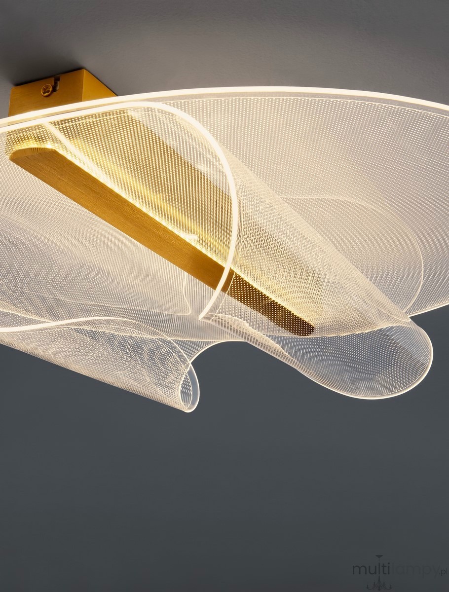Lampa sufitowa Huaral 1xLED 20W w kolorze złotym, z falującym kloszem z przezroczystej siatki, montowana na suficie. Widoczny drewniany element mocujący. Oświetlenie emituje ciepłe światło, idealne do nowoczesnych wnętrz.