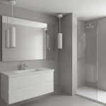 Lampa wisząca Turyn IP44 w kolorze białym z jedną oprawą GU10, zawieszona w nowoczesnej łazience. Ujęcie frontalne, widoczne dwa cylindryczne klosze oraz lustro nad umywalką na tle szarych płytek.