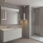 Biała lampa wisząca Turyn IP44 z jednym gniazdem GU10, zawieszona w nowoczesnej łazience. Lampa ma cylindryczny kształt, z delikatnym podświetleniem na dole, umieszczona nad umywalką, w parze z lustrem i minimalistycznym wystrojem.