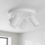 Lampa sufitowa Turyn IP44 w kolorze białym z czterema ruchomymi reflektorami GU10. Okrągła podstawa montażowa, z widocznymi szklanymi kloszami. Ujęcie z dołu, pokazujące detal i kierunek światła. Idealna do oświetlenia wnętrz.