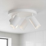 Biała lampa sufitowa Turyn IP44 z czterema reflektorami GU10, zamontowana na okrągłej podstawie. Reflektory mają cylindryczny kształt i skierowane są w różnych kierunkach, co umożliwia regulację oświetlenia.