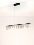 Lampa wisząca Huaraz 1xLED 17W w kolorze czarnym, o prostokątnym kształcie, zawieszona na cienkich linkach. Posiada długie, cienkie elementy emitujące światło, zawieszone pod równą, prostą belką. Tło jasne, minimalistyczne.