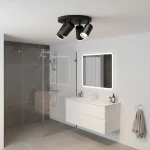 Czarna lampa sufitowa Turyn IP44 z czterema ruchomymi reflektorami GU10. Ułożona na suficie w nowoczesnej łazience, idealna do oświetlenia strefy umywalki. Proste, minimalistyczne wzornictwo, metalowy materiał, współczesny design.