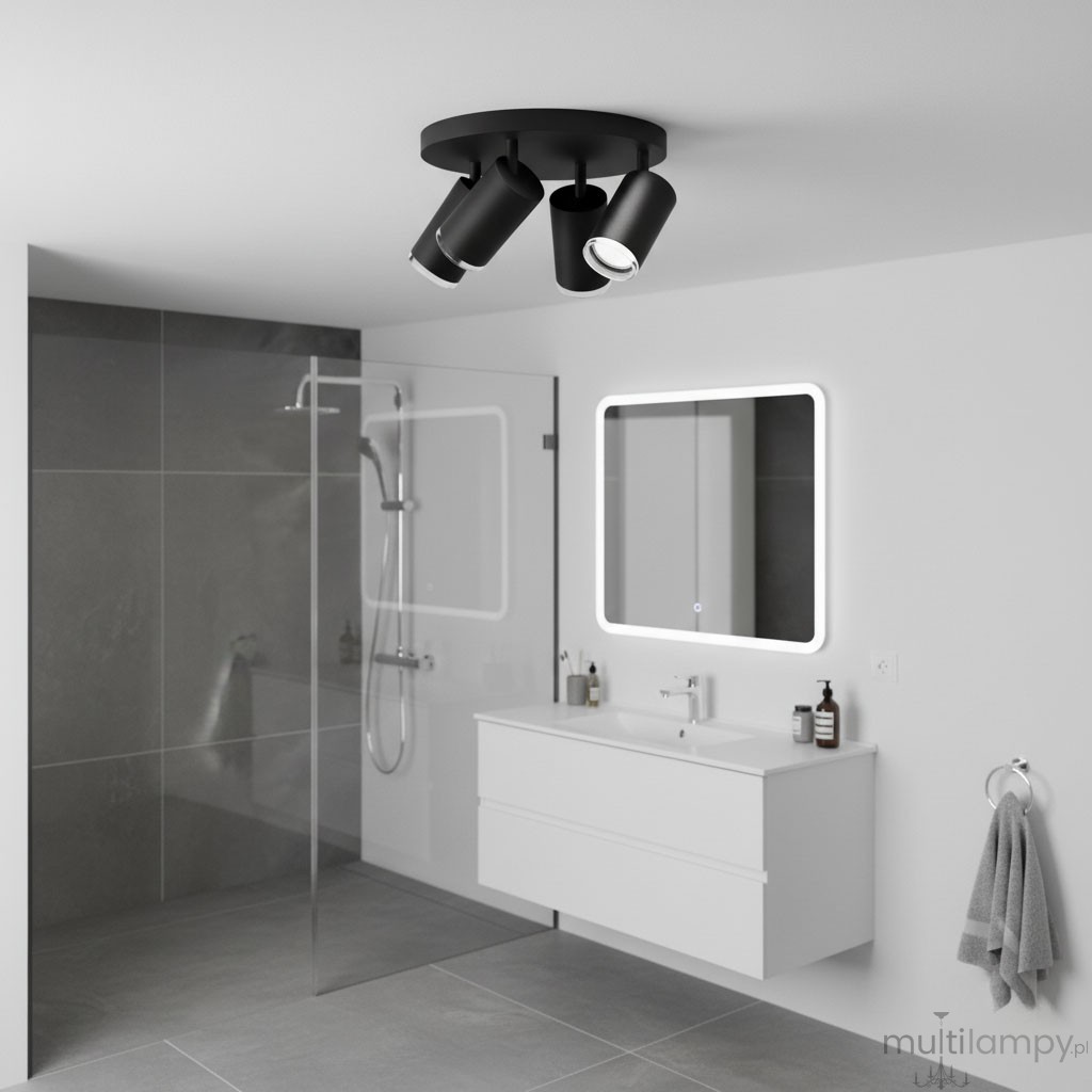 Czarna lampa sufitowa Turyn IP44 z czterema ruchomymi spotami GU10, zamontowana na okrągłej podsufitce. Widoczna w nowoczesnej łazience z szklanym prysznicem i białą umywalką. Tło w odcieniach szarości.