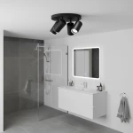Czarna lampa sufitowa Turyn IP44 z czterema ruchomymi spotami GU10, zamontowana na okrągłej podsufitce. Widoczna w nowoczesnej łazience z szklanym prysznicem i białą umywalką. Tło w odcieniach szarości.