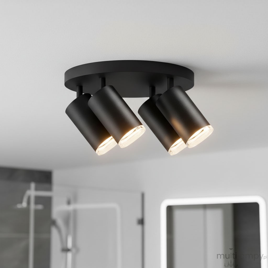 Czarna lampa sufitowa Turyn IP44 z czterema ruchomymi spotami na żarówki GU10. Ułożona na okrągłej podstawie, z widocznymi szklanymi kloszami. Lampa zamontowana w nowoczesnym wnętrzu, z jasnym tłem w łazience.