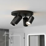 Czarna lampa sufitowa Turyn IP44 z czterema reflektorami GU10, zamontowana na okrągłej podstawie. Reflektory mają cylindryczny kształt, skierowane w różne strony, na tle jasnego sufitu w nowoczesnej aranżacji wnętrza.