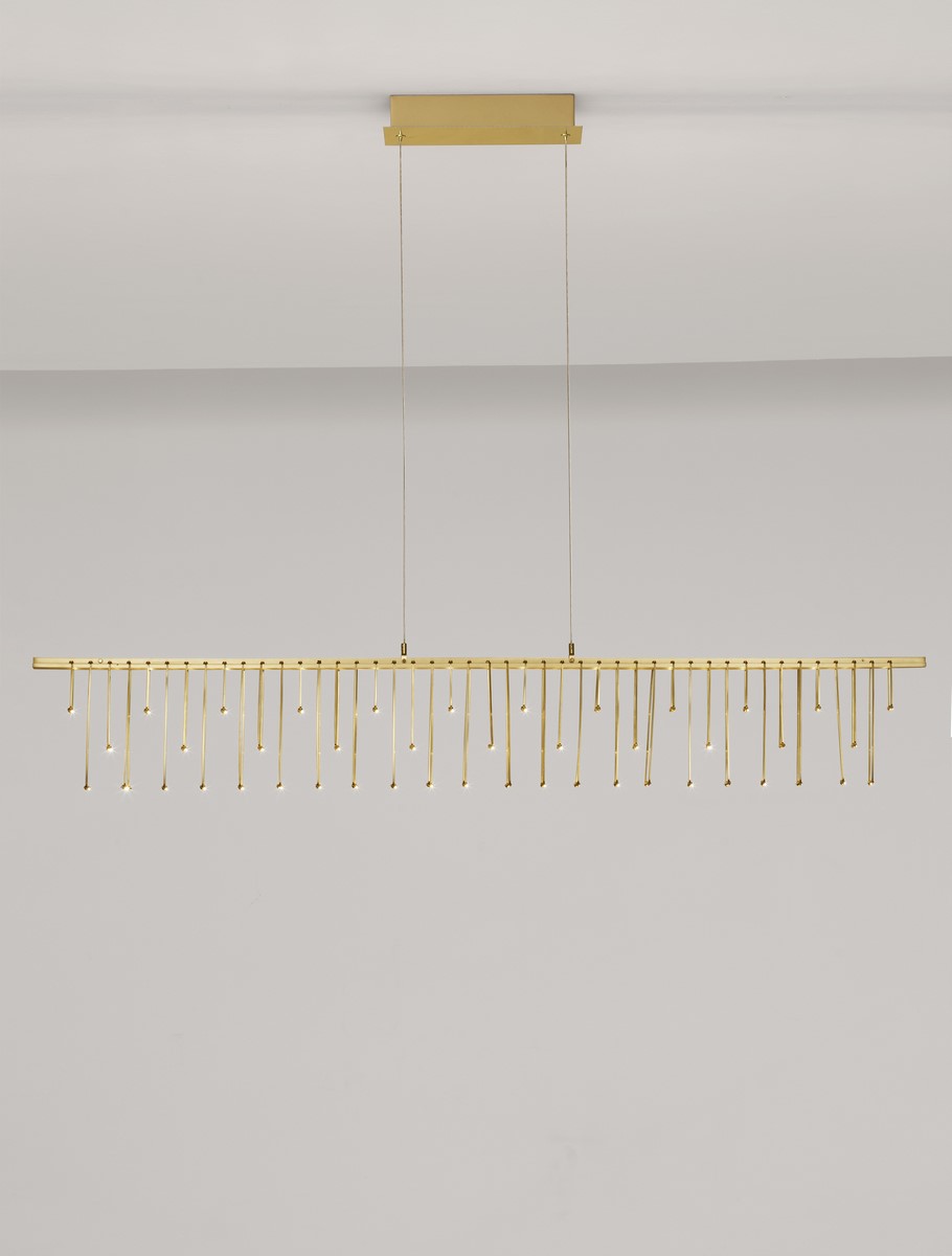 Lampa wisząca Huaraz w kolorze złotym, z 1 żarówką LED 17W. Posiada minimalistyczny, prostokątny kształt z długimi, wiszącymi elementami świetlnymi. Zawieszona na dwóch cienkich linkach, montowana do sufitu. Tło jasne, jednolite.