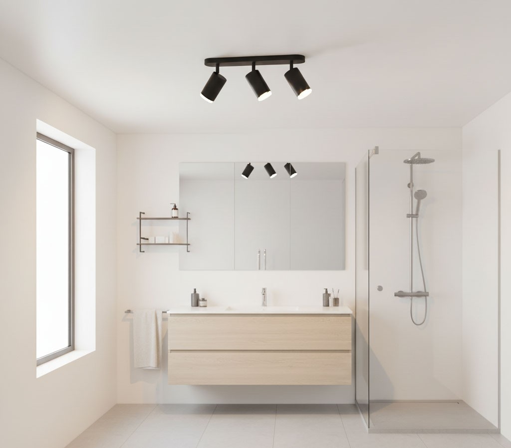 Czarna lampa sufitowa Turyn IP44 z trzema reflektorami GU10, zamontowana na suficie w nowoczesnej łazience. Oświetlenie skierowane na lustro, w tle widoczna szklana kabina prysznicowa i drewniana szafka.