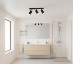 Czarna lampa sufitowa Turyn IP44 z trzema reflektorami GU10, zamontowana na suficie w nowoczesnej łazience. Oświetlenie skierowane na lustro, w tle widoczna szklana kabina prysznicowa i drewniana szafka.