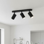 Czarna lampa sufitowa Turyn IP44 z trzema reflektorami GU10, umieszczona na prostokątnej podstawie. Reflektory są skierowane w różnych kierunkach, co umożliwia regulację oświetlenia. Lampa zamontowana na białym suficie w jasnym wnętrzu.