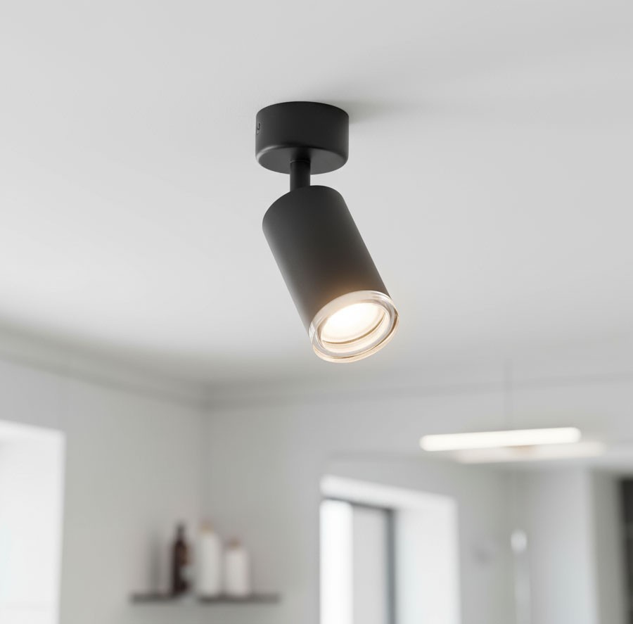 Czarna lampa sufitowa Turyn IP44 z jedną oprawą GU10. Ujęcie z dołu, pokazujące cylindryczny kształt oraz szklany klosz. Lampa zamontowana na suficie, w otoczeniu jasnych ścian i minimalistycznego wnętrza.