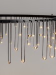 Czarna lampa wisząca Huaraz D80 z jedną diodą LED 30W. Produkt ma okrągłą konstrukcję z metalowych prętów, z których zwisają małe źródła światła, tworząc nowoczesny efekt oświetleniowy. Ujęcie z boku, na jednolitym tle.