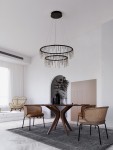 Lampa wisząca Huaraz 2xLED 41W w kolorze czarnym, z dwoma okrągłymi kloszami i dekoracyjnymi elementami w postaci zwisających prętów. Zawieszona na cienkich linkach, idealna do nowoczesnych wnętrz, umieszczona nad okrągłym stołem w eleganckiej aranżacji.