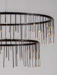 Lampa wisząca Huaraz 2xLED 41W w czarnej kolorystyce, składająca się z dwóch okrągłych pierścieni. Zawiera liczne, wiszące źródła światła w formie cienkich prętów, zawieszonych na przezroczystych linkach. Tło jasne, jednolite.