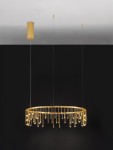 Lampa wisząca Huaraz D65, 1xLED 26W, w złotej kolorystyce. Okrągła forma z wiszącymi elementami świetlnymi, zamontowana na dwóch cienkich linkach. Tło czarne, sufit z okrągłym mocowaniem w tym samym kolorze.