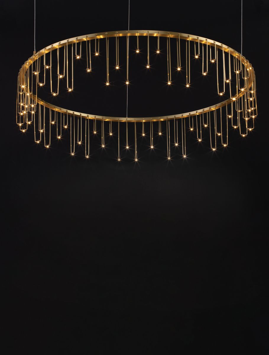 Lampa wisząca Huaraz D80 w kolorze złotym, okrągła, z jednym źródłem LED o mocy 31W. Zawiera wiszące elementy świetlne w postaci cienkich prętów, tworząc efektowną iluminację. Ujęcie frontalne na czarnym tle.