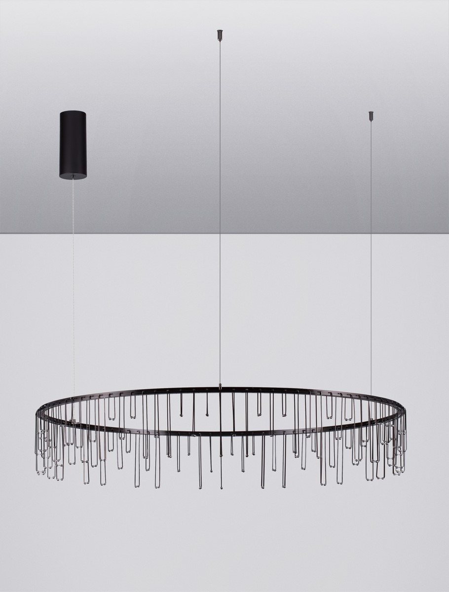 Czarna lampa wisząca Huaraz D100 z jedną diodą LED o mocy 36W. Okrągła konstrukcja z metalowymi elementami w formie prostokątów zwisających z obręczy. Zawieszona na cienkich linkach, z minimalistycznym, cylindrycznym mocowaniem sufitowym.