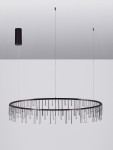Czarna lampa wisząca Huaraz D100 z jedną diodą LED o mocy 36W. Okrągła konstrukcja z metalowymi elementami w formie prostokątów zwisających z obręczy. Zawieszona na cienkich linkach, z minimalistycznym, cylindrycznym mocowaniem sufitowym.
