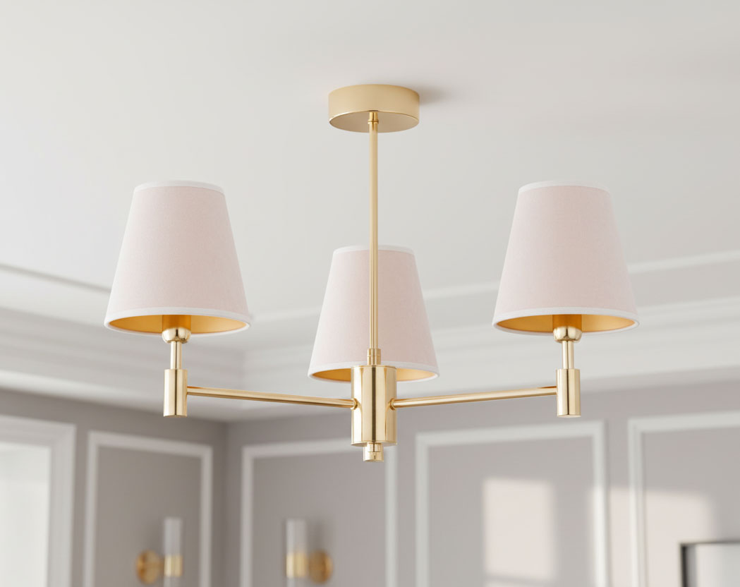 Żyrandol Astrit 3xE14 w kolorze złotym z trzema abażurami w jasnoróżowym kolorze. Ułożony symetrycznie, zawieszony na suficie, z metalową konstrukcją i prostym designem. Idealny do nowoczesnych wnętrz.