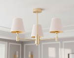 Żyrandol Astrit 3xE14 w kolorze złotym z trzema abażurami w jasnoróżowym kolorze. Ułożony symetrycznie, zawieszony na suficie, z metalową konstrukcją i prostym designem. Idealny do nowoczesnych wnętrz.
