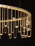 Lampa wisząca Huaraz D100 w kolorze złotym, z pojedynczym źródłem LED 36W. Okrągła konstrukcja z wiszącymi elementami, które emitują światło. Produkt zawieszony na cienkim przewodzie, z eleganckim wykończeniem, idealny do nowoczesnych wnętrz.